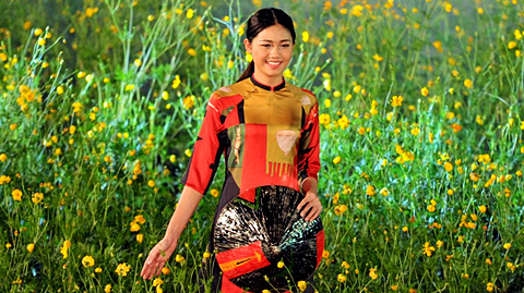 Á hậu Thanh Tú đẹp ngọt ngào giữa ngàn hoa