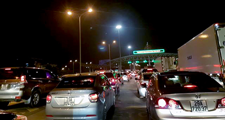 Chạy xe trong đêm thoát tắc đường sau nghỉ lễ