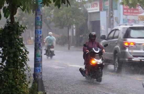 Ngày cuối nghỉ lễ, Sài Gòn bất ngờ đón cơn mưa 'giải nhiệt'