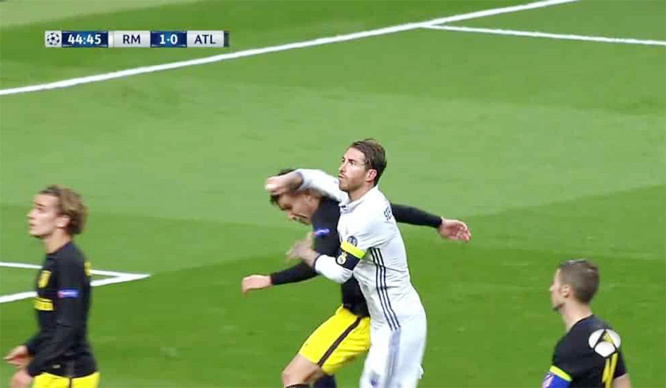 Ramos đánh nguội đối thủ, trọng tài nhắm mắt làm ngơ