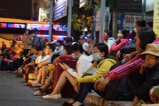 Bến xe Sài Gòn kẹt cứng lúc 2h sáng, khách vật vờ tìm đường về