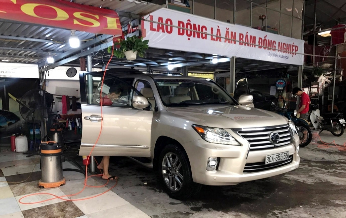 Ô tô đổ xô đi dọn rửa, tút tát sau kỳ nghỉ lễ