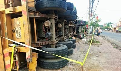 Xe chở alumin lật, đè sập 3 nhà dân