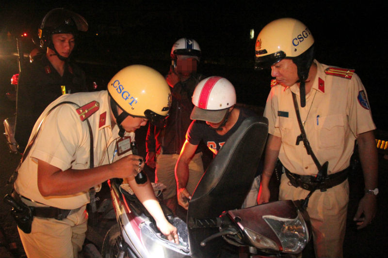 Công an truy đuổi, bắt 2 giang hồ quyết chống đối