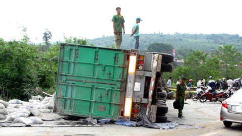 Xe container lật ngang đè chết người ở Đắk Nông