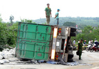 Xe container lật ngang đè chết người ở Đắk Nông