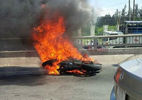 BMW đột ngột bốc cháy, tài xế nguy kịch