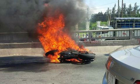 BMW đột ngột bốc cháy, tài xế nguy kịch