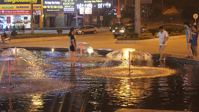 Hồ nước tại cột đồng hồ 42 tỷ biến thành...'công viên nước'