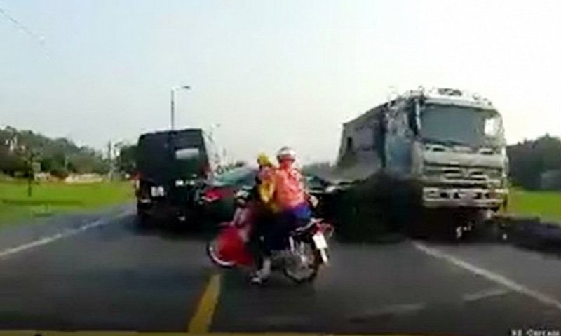 Thông tin mới vụ 2 anh em ruột bị xe tải lấn làn đâm chết