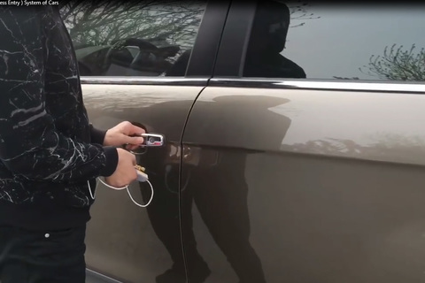 Clip thử trộm xe hơi công nghệ cao bằng thiết bị trị giá 500.000 đồng
