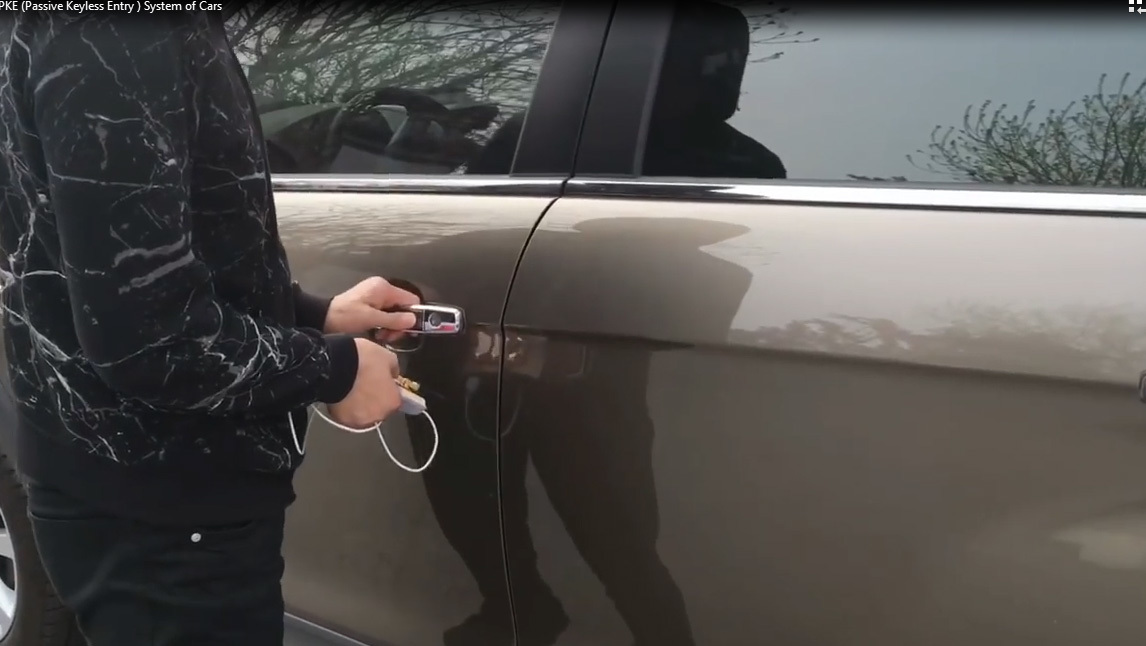 Clip thử trộm xe hơi công nghệ cao bằng thiết bị trị giá 500.000 đồng