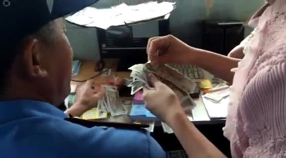 Dùng tiền lẻ nhúng nước mua vé