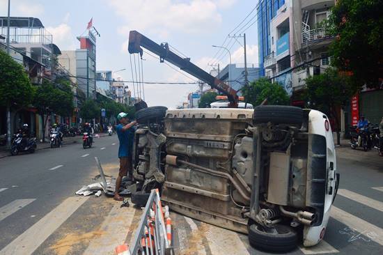 Tài xế hoảng loạn kêu cứu trong xe 4 chỗ bị lật ở Sài Gòn
