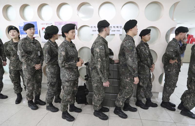 Người Hàn bỏ phiếu sớm tìm người thay bà Park Geun-hye
