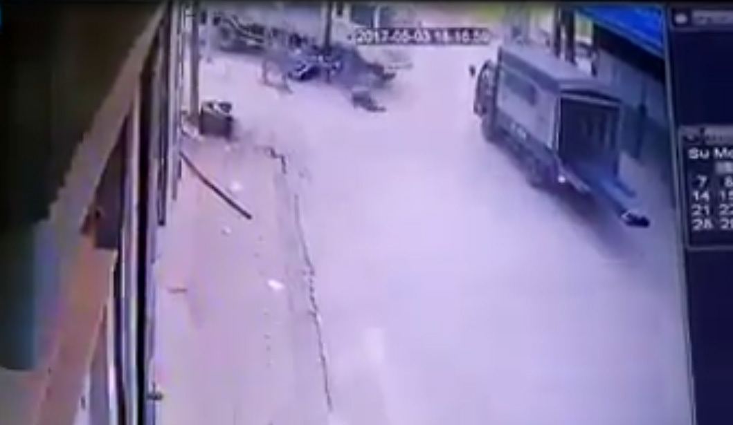 Thanh niên chạy xe máy lao thẳng vào bánh xe tải