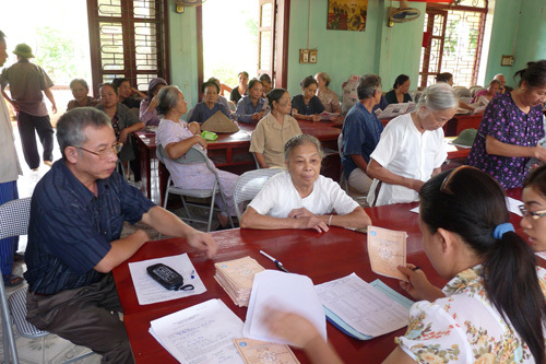 Người thân nằm liệt giường, làm thế nào để được hưởng trợ cấp?