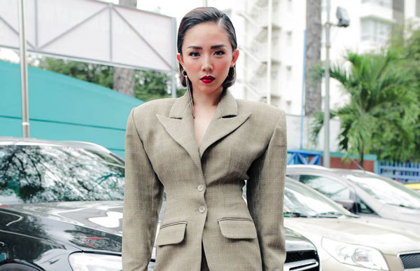 Những trang phục không thể hiểu nổi của Tóc Tiên