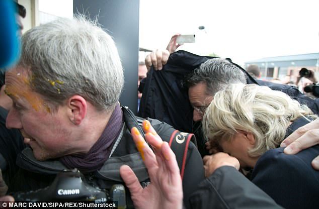 Ứng viên tổng thống Pháp hứng 'mưa trứng sống'