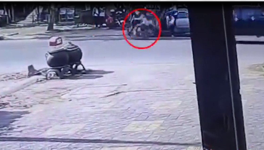 Mở cửa ô tô bất cẩn gây tai nạn, tài xế thản nhiên phóng xe bỏ đi