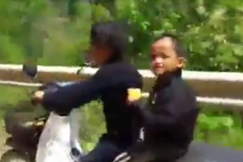 Thót tim hai đứa bé chạy xe máy, phóng như bay trên đèo