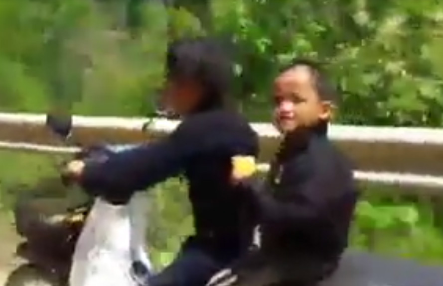 Thót tim hai đứa bé chạy xe máy, phóng như bay trên đèo