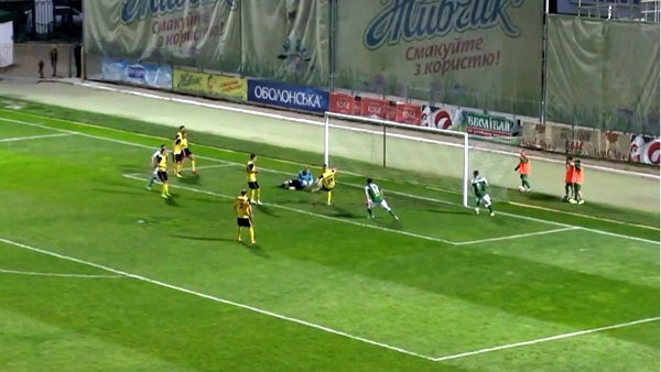 Video cầu thủ đá phản lưới nhà như bán độ