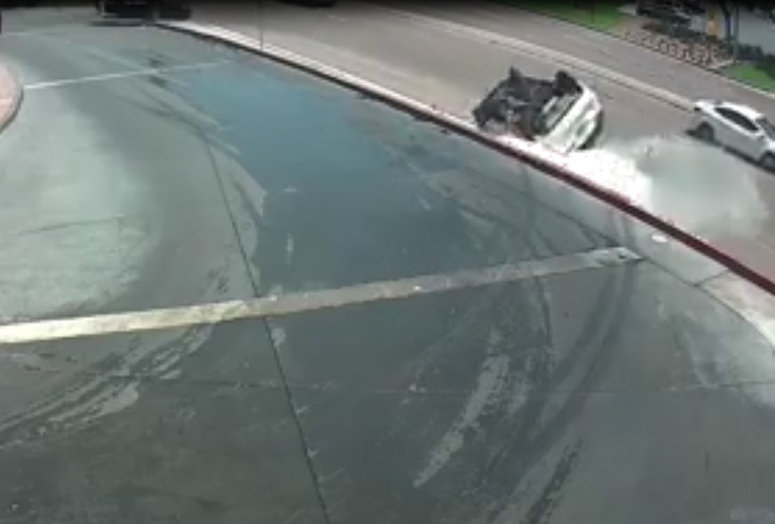 Cú quay xe thảm hại khiến ai cũng giật mình