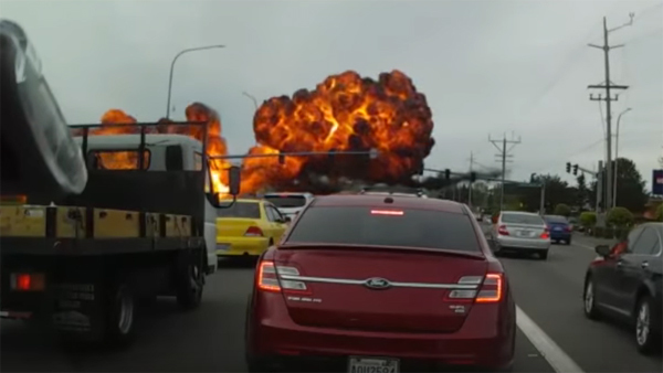 Máy bay xẹt qua đường, nổ tung trên đầu hàng loạt ô tô