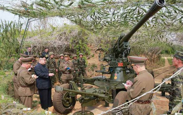 Kim Jong Un đến sát Hàn Quốc duyệt pháo hạng nặng