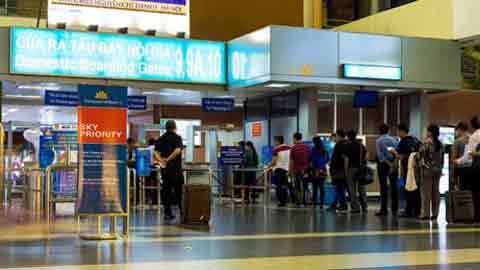 Bị cấm bay 18 tháng vì tát phụ nữ