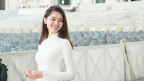 Á hậu Thùy Dung mặc áo dài trắng giữa Vatican