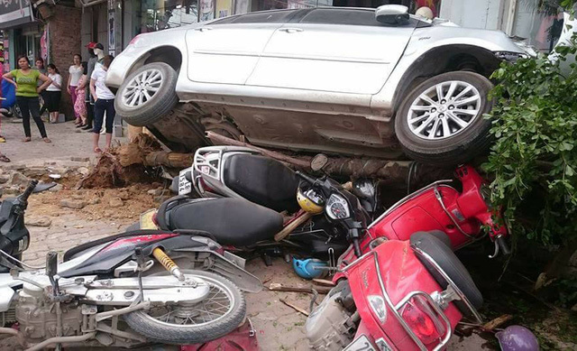 Ô tô mất lái húc đổ cây xanh, đè 4 xe máy