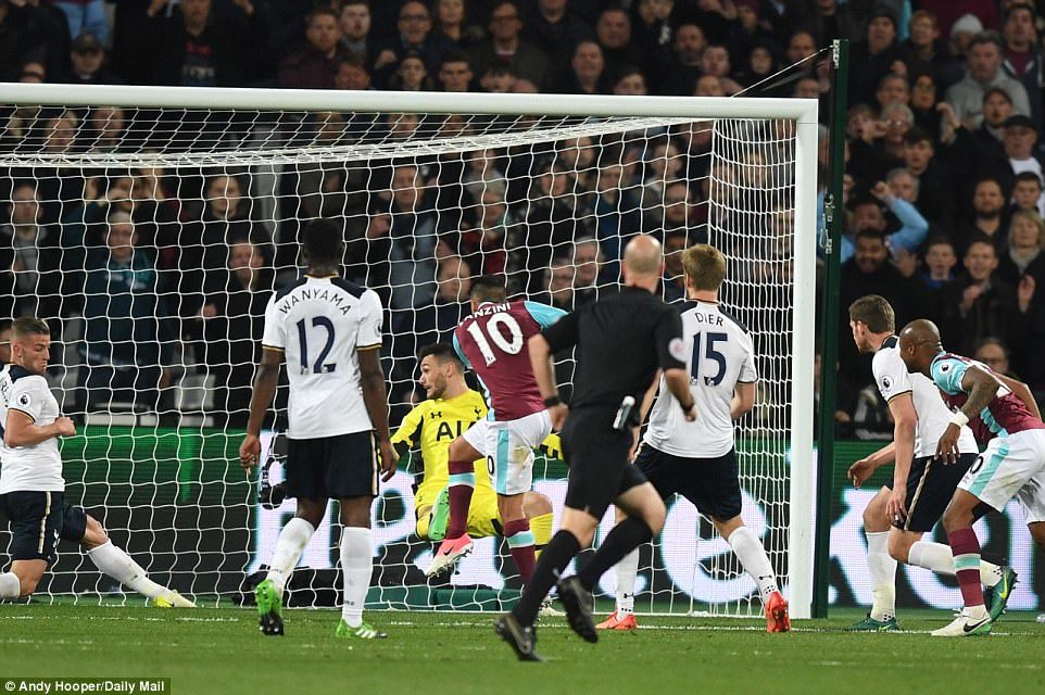 Thua đau West Ham, Tottenham giương cờ trắng với Chelsea