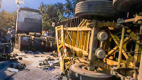 Tài xế xe khách tử vong trong cabin bẹp dúm