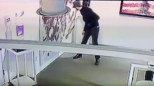 Bức tranh triệu đô bị kẻ lạ mặt phá huỷ trong chớp mắt