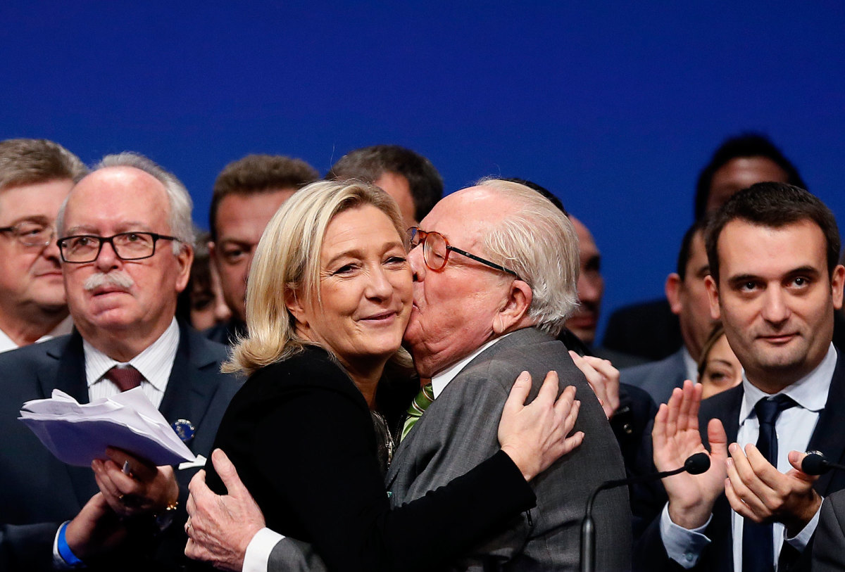 Cha bà Le Pen mua rượu thượng hạng sẵn sàng ăn mừng