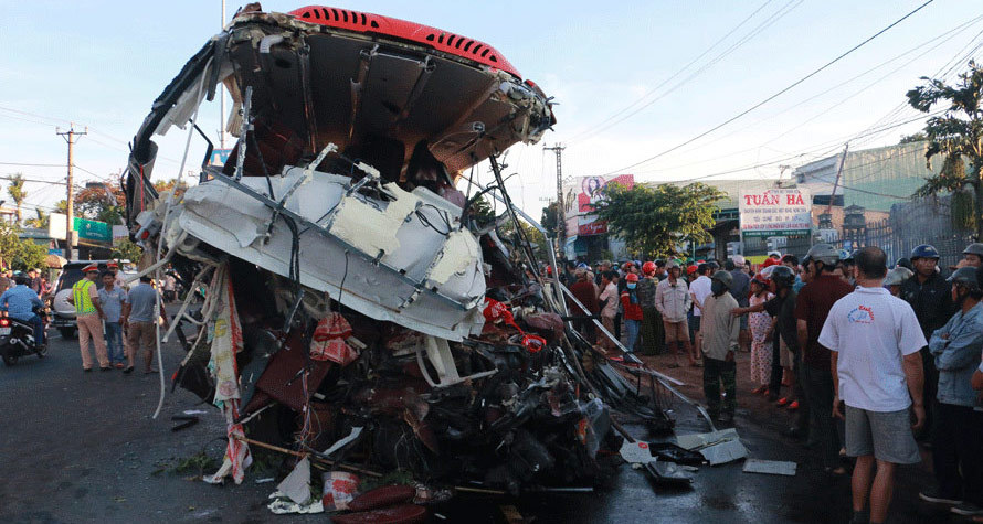 Xe tải đi ngược chiều đâm xe khách, 12 người chết