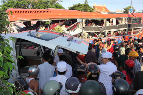 Hiện trường kinh hoàng vụ tai nạn 12 người chết, xe tải chạy 105km/h