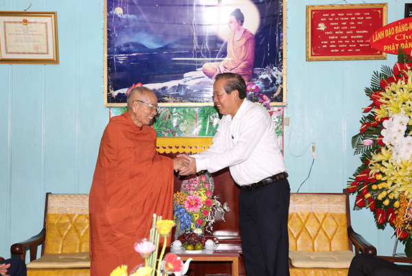 Phó Thủ tướng thường trực chúc mừng Lễ Phật đản tại Cần Thơ