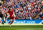 Liverpool bị cưa điểm, Arsenal reo vui