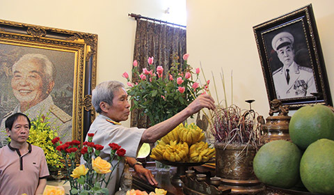 Nhà Đại tướng lung linh hoa nến