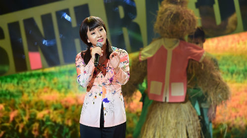 Màn trình diễn ca khúc Chiếc áo bà ba của Thúy Hiền