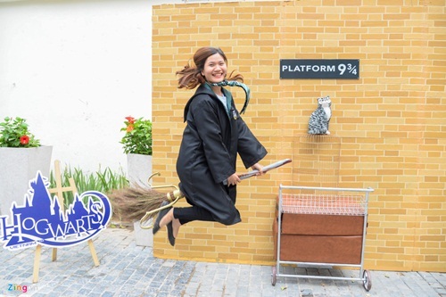 Giới trẻ thích thú hóa thân thành Harry Potter ở phố sách Hà Nội