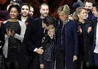 Hình ảnh tân tổng thống Pháp mừng chiến thắng bên đại gia đình