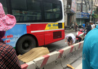 Xe buýt cán chết người trên phố Hà Nội