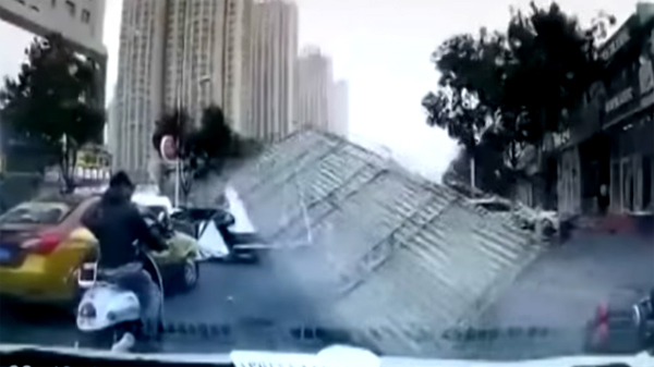 Mái tôn bay chém ngang người đàn ông đi xe máy