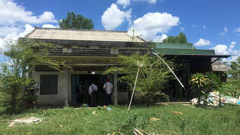 Bắn chết vợ, cố thủ bắn trả công an