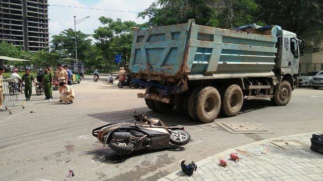 Đưa con đi học, mẹ bị xe ben cán tử vong
