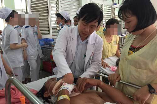 Điện giật ngã gãy cổ, người đàn ông nghèo nguy kịch